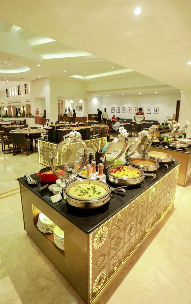 Greenpark Chennai Zewnętrze zdjęcie A buffet at a hotel