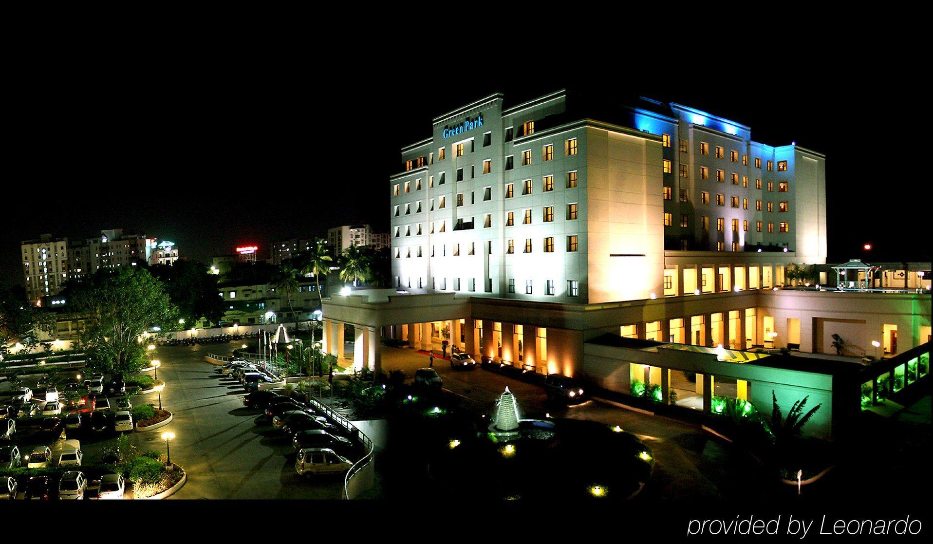 Greenpark Chennai Zewnętrze zdjęcie The hotel at night