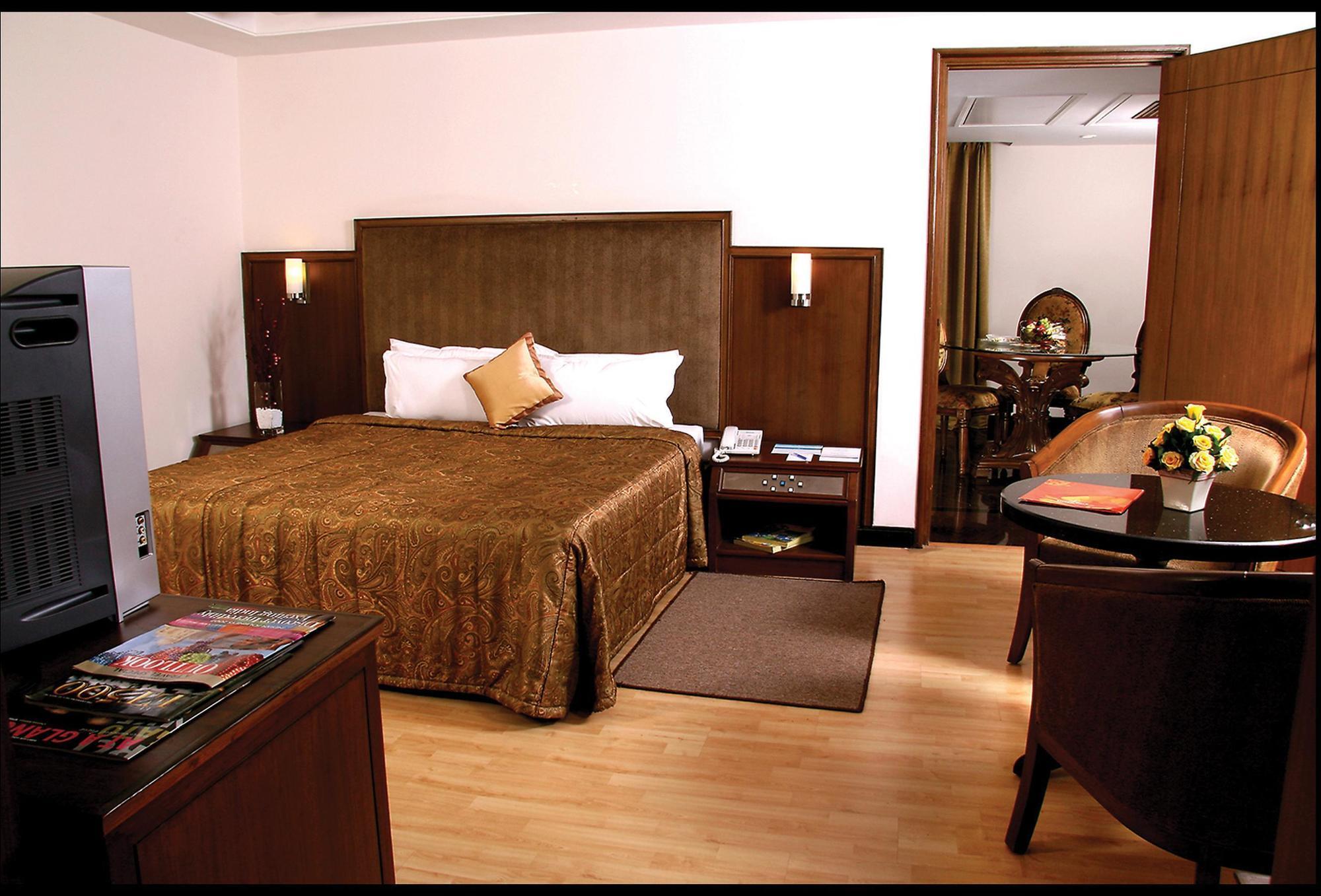 Greenpark Chennai Zewnętrze zdjęcie A room at the Taj Bengal
