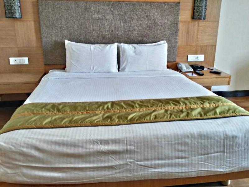 Greenpark Chennai Zewnętrze zdjęcie A bed with a bed runner