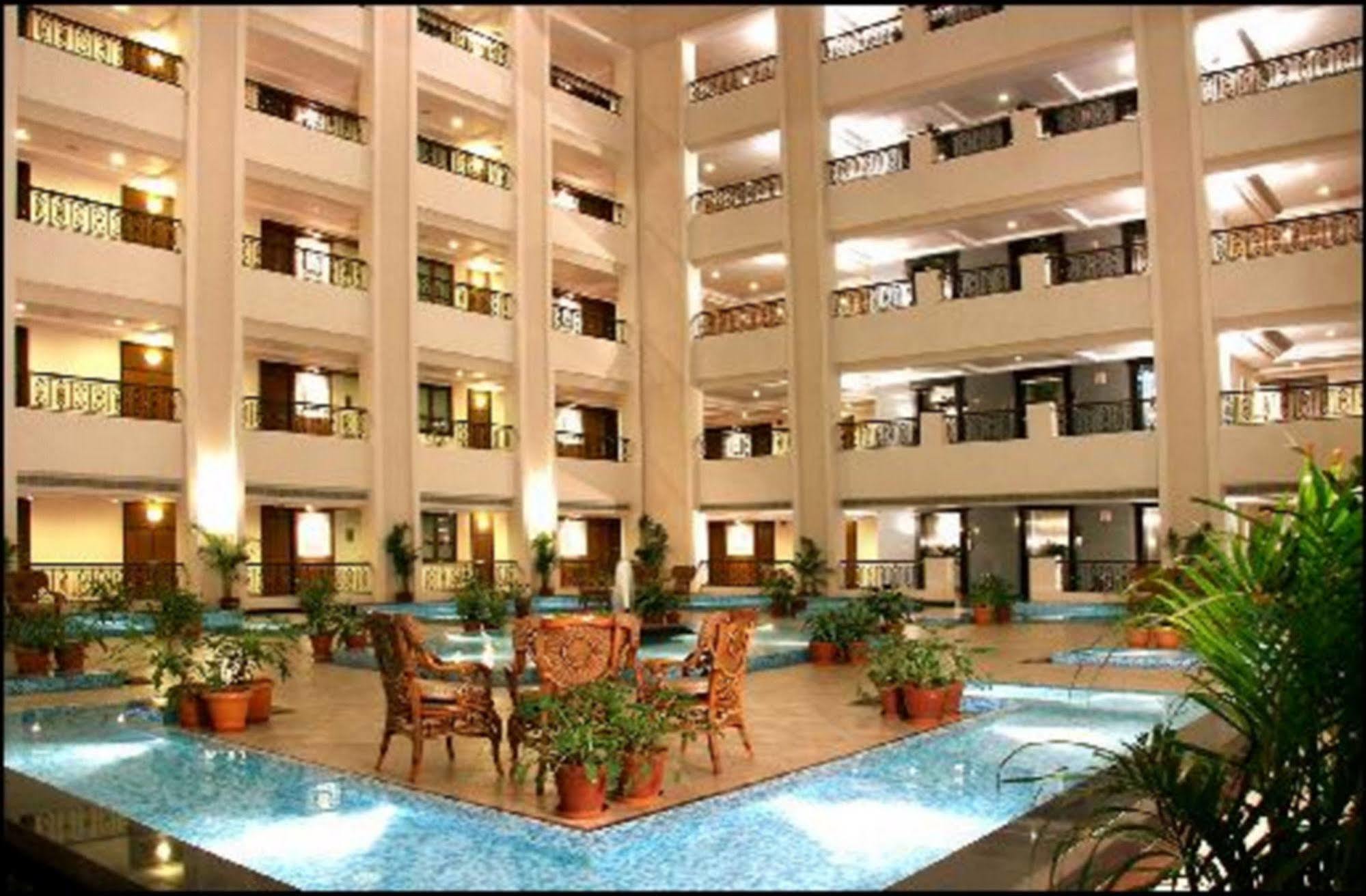 Greenpark Chennai Zewnętrze zdjęcie The interior of the hotel