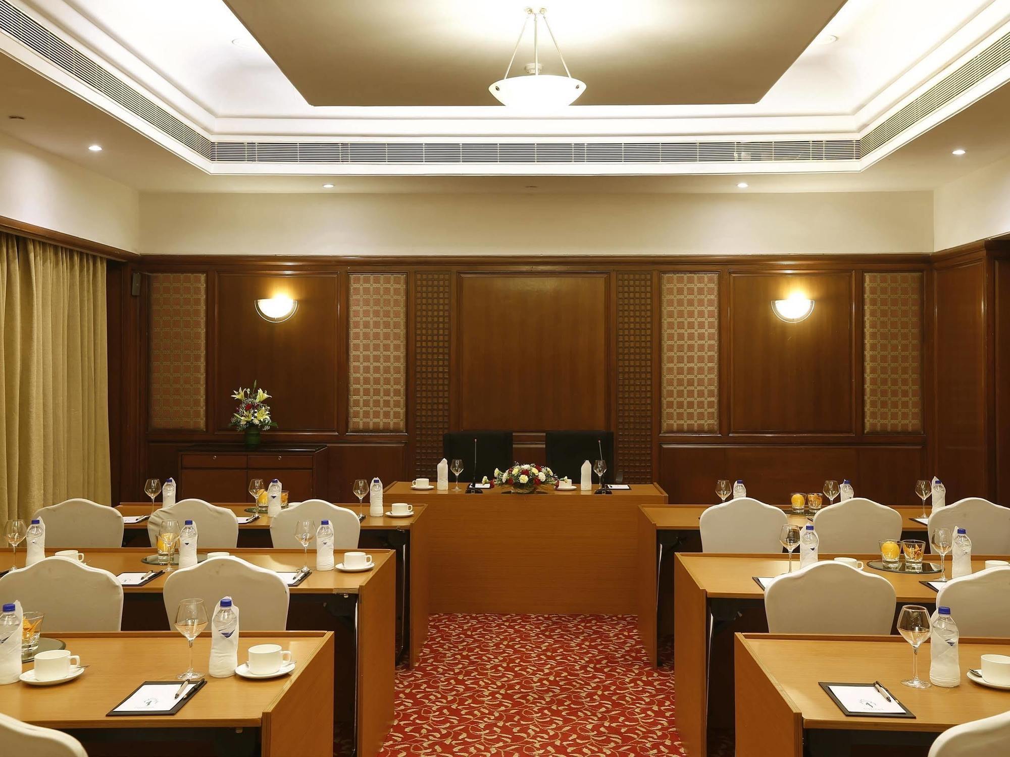 Greenpark Chennai Zewnętrze zdjęcie A meeting room at a hotel