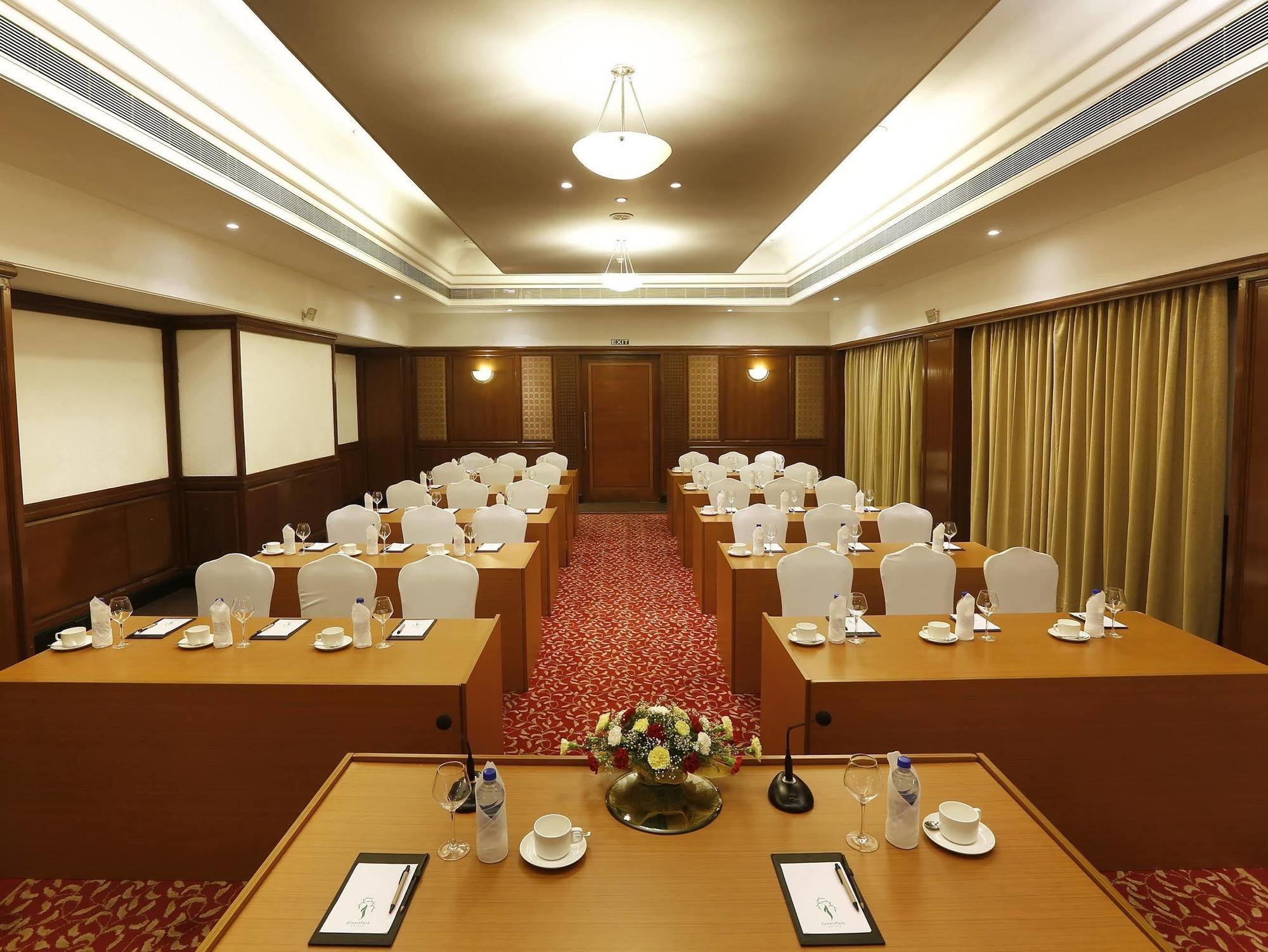 Greenpark Chennai Zewnętrze zdjęcie Meeting room at the Taj Bengal