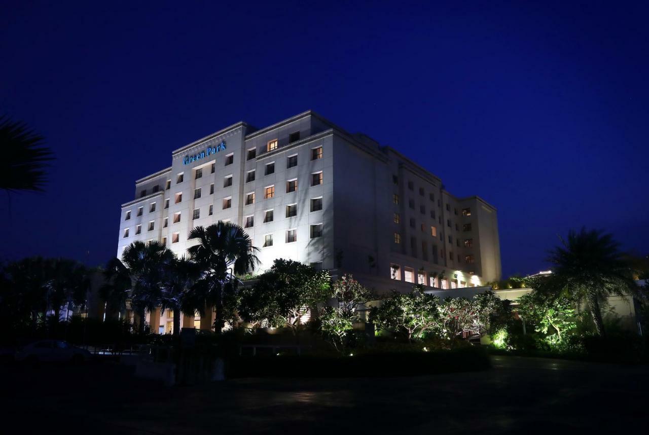 Greenpark Chennai Zewnętrze zdjęcie The hotel at night