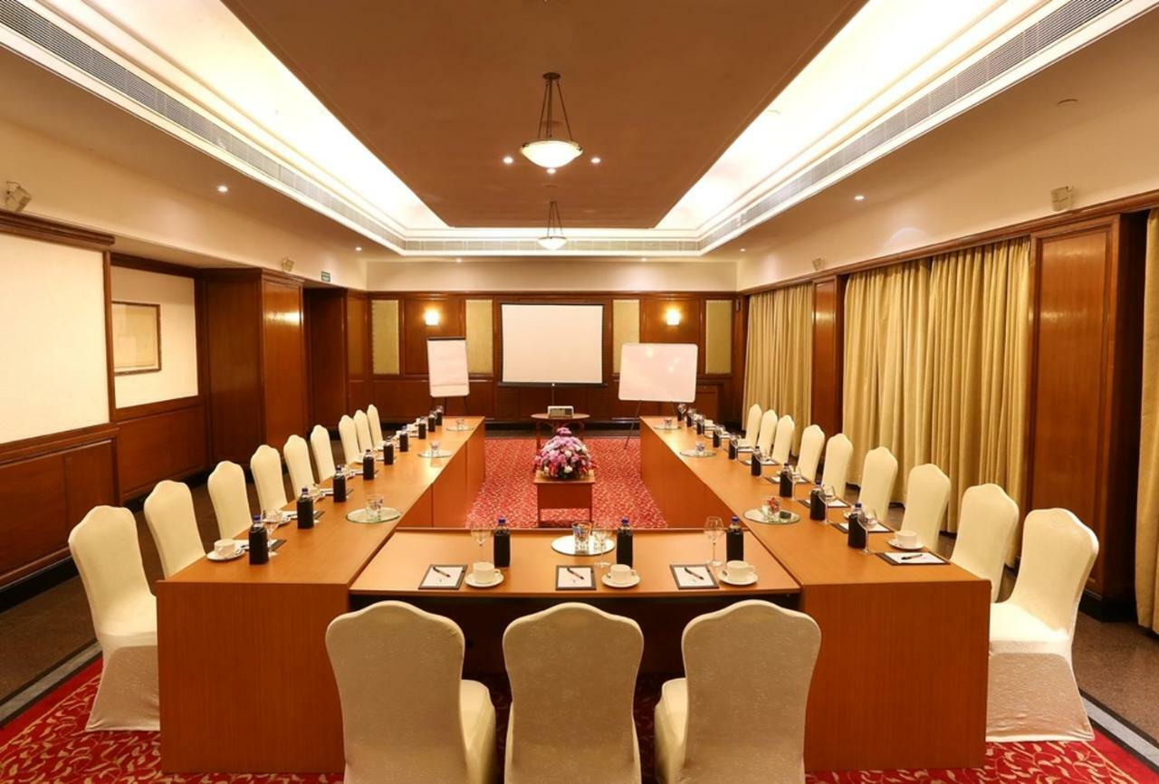 Greenpark Chennai Zewnętrze zdjęcie A meeting room at a hotel