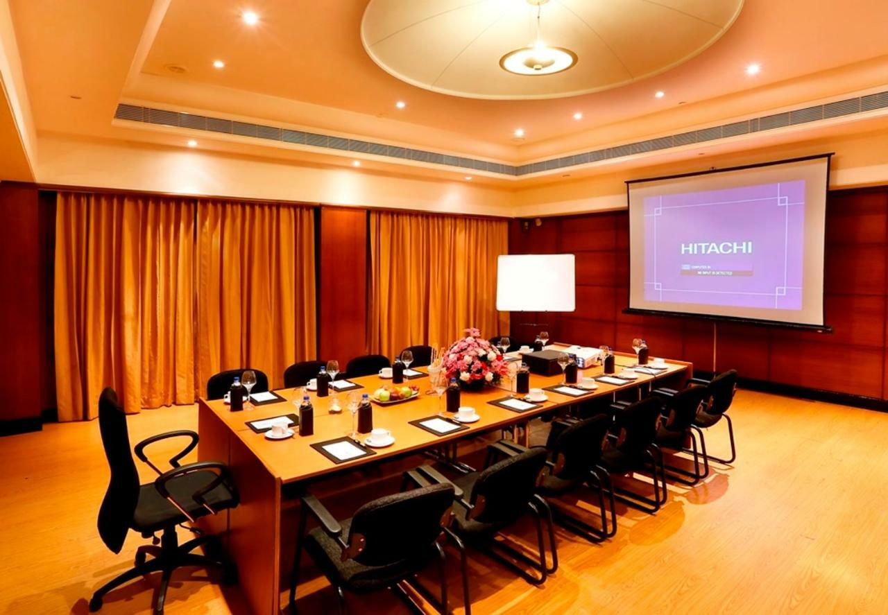 Greenpark Chennai Zewnętrze zdjęcie Boardroom at the Taj Bengal
